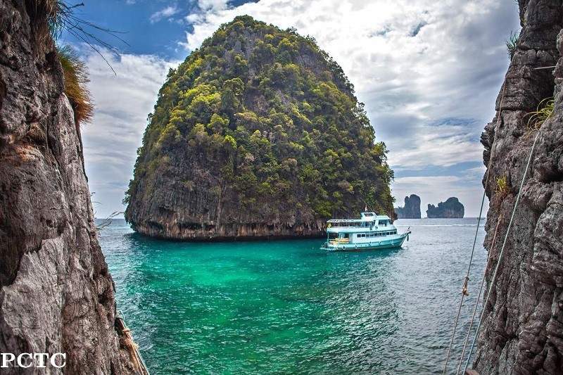 phi-phi-island-by-speed-boat-1780.jpg