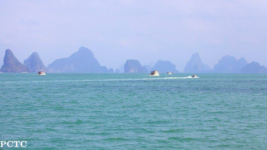 phi-phi-island-by-speed-boat-3454.jpg