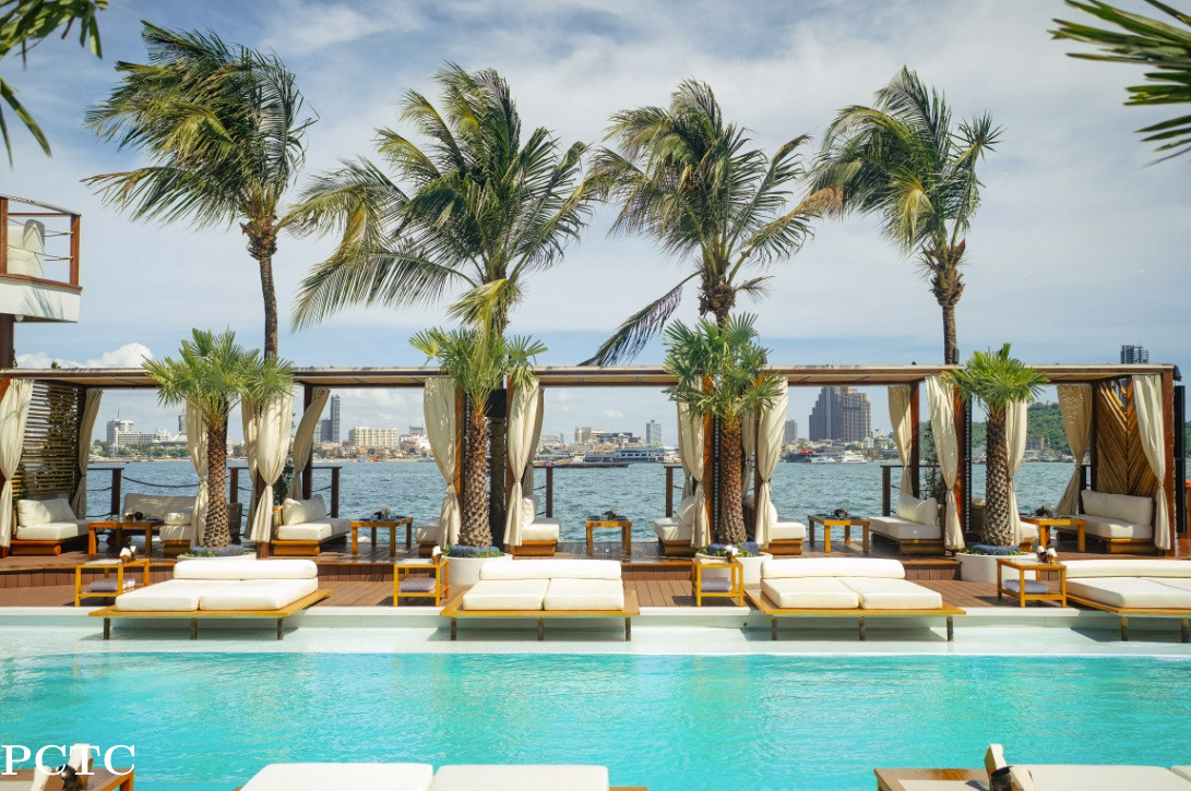 sina-beach-floating-club-pattaya-3219.jpg