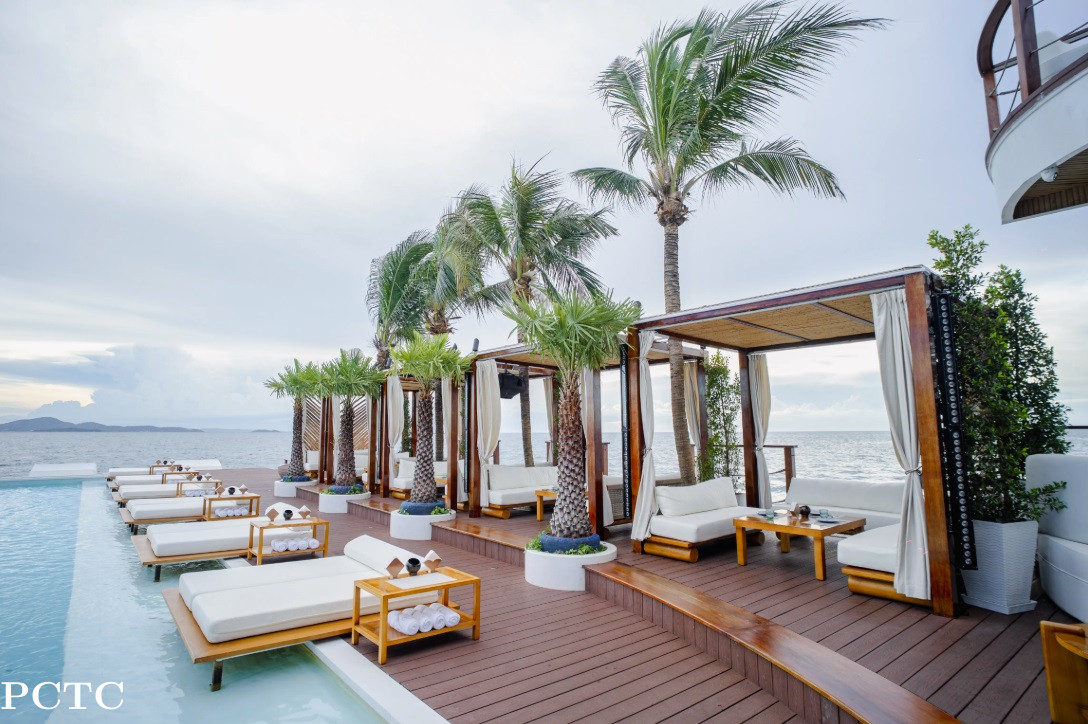 sina-beach-floating-club-pattaya-4630.jpg