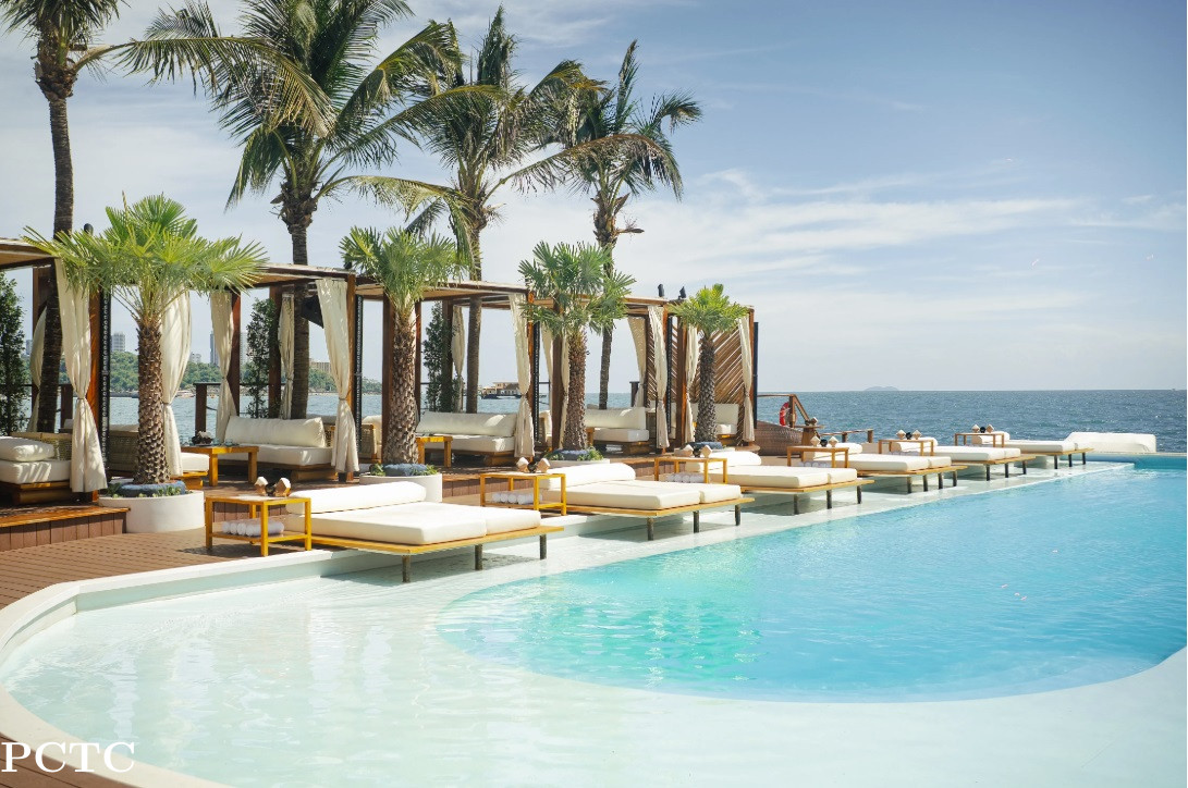sina-beach-floating-club-pattaya-6354.jpg