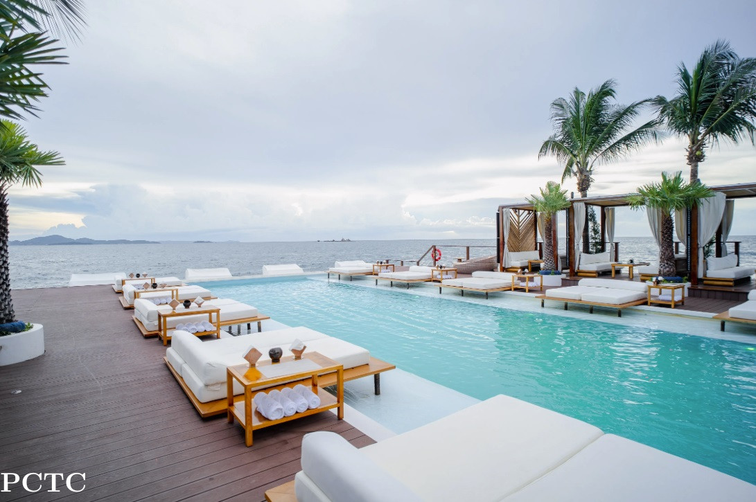 sina-beach-floating-club-pattaya-6759.jpg