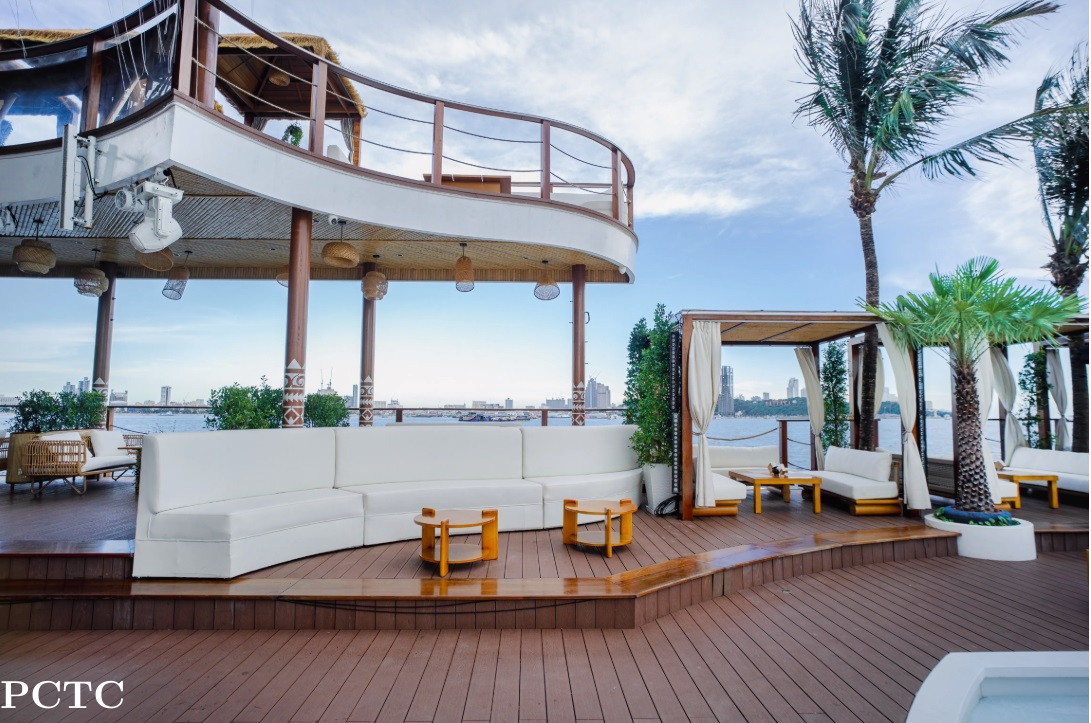 sina-beach-floating-club-pattaya-6950.jpg