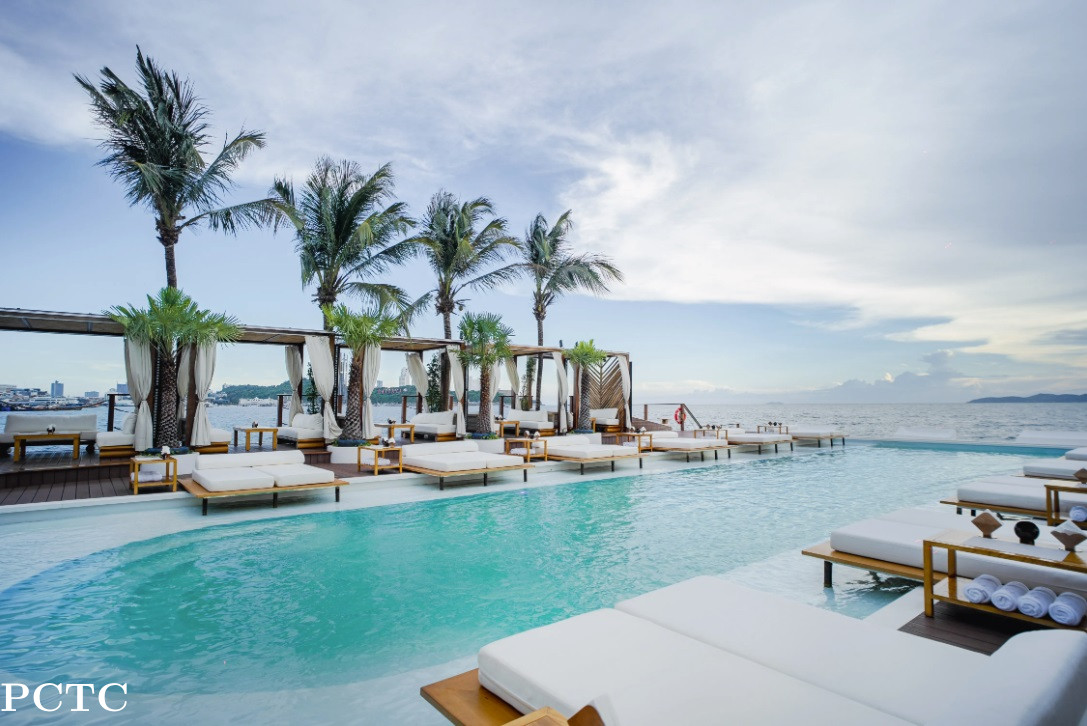 sina-beach-floating-club-pattaya-7437.jpg
