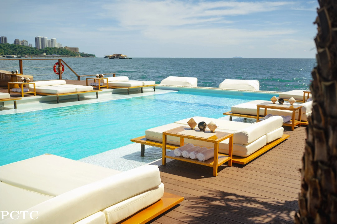 sina-beach-floating-club-pattaya-7897.jpg