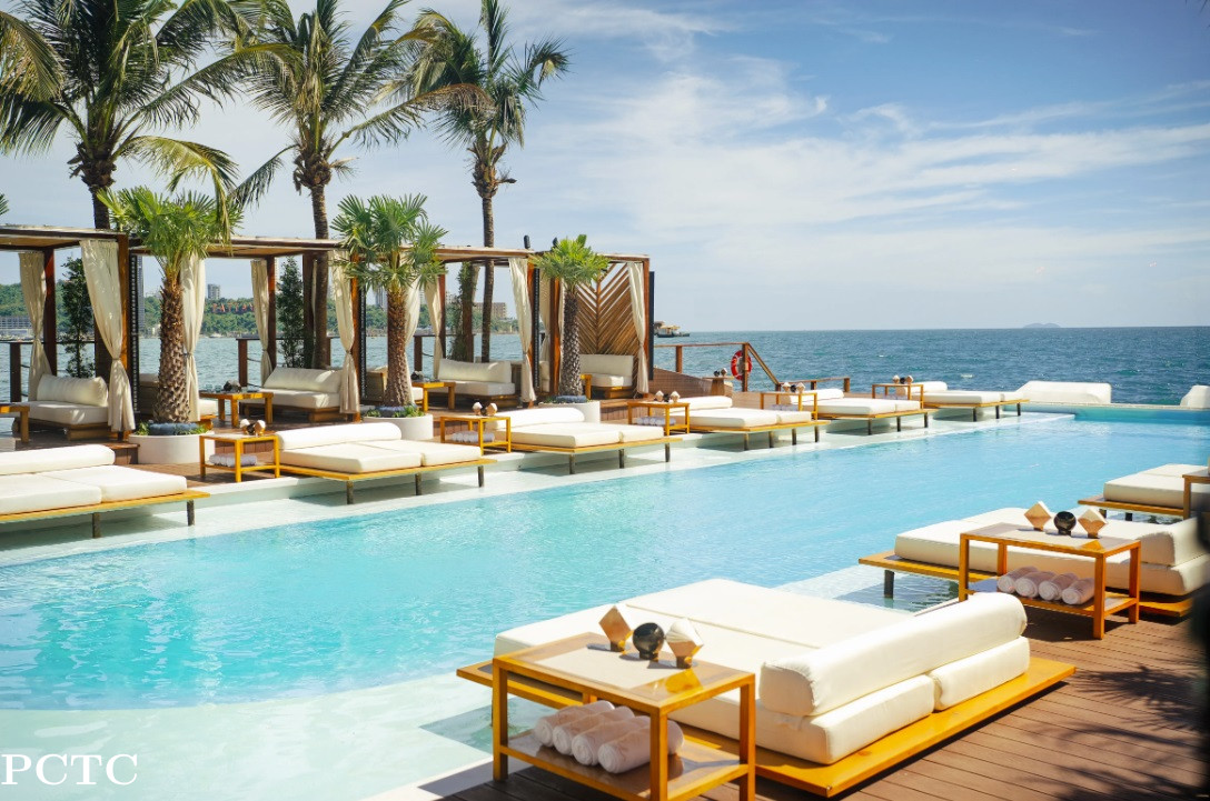 sina-beach-floating-club-pattaya-8181.jpg