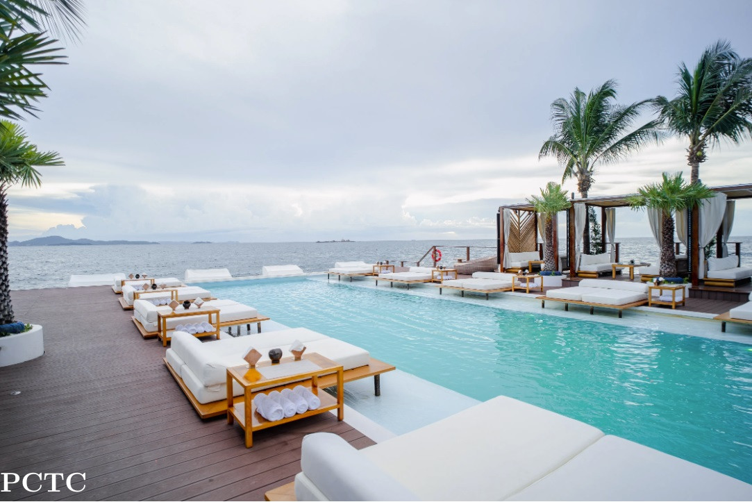 sina-beach-floating-club-pattaya-9548.jpg